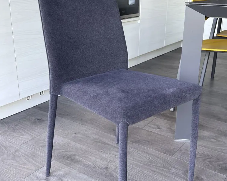 Tavoli e sedie d'arredamento presso Mobili Castelli a Illasi, Verona.