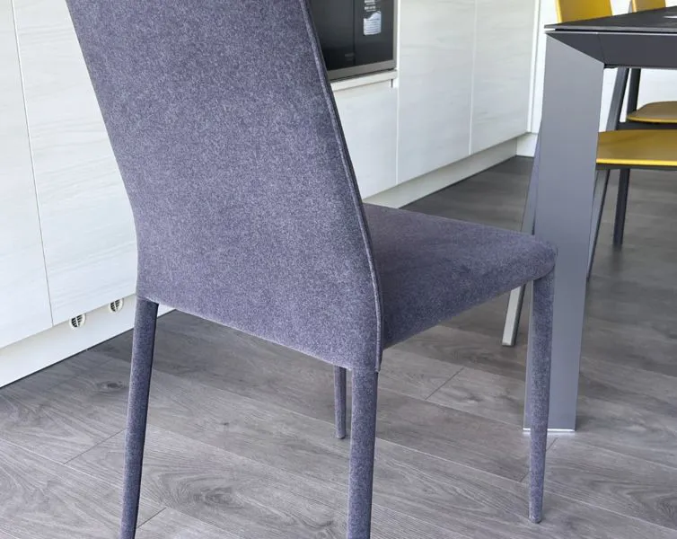 Tavoli e sedie d'arredamento presso Mobili Castelli a Illasi, Verona.