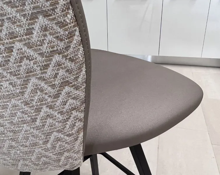 Tavoli e sedie d'arredamento presso Mobili Castelli a Illasi, Verona.