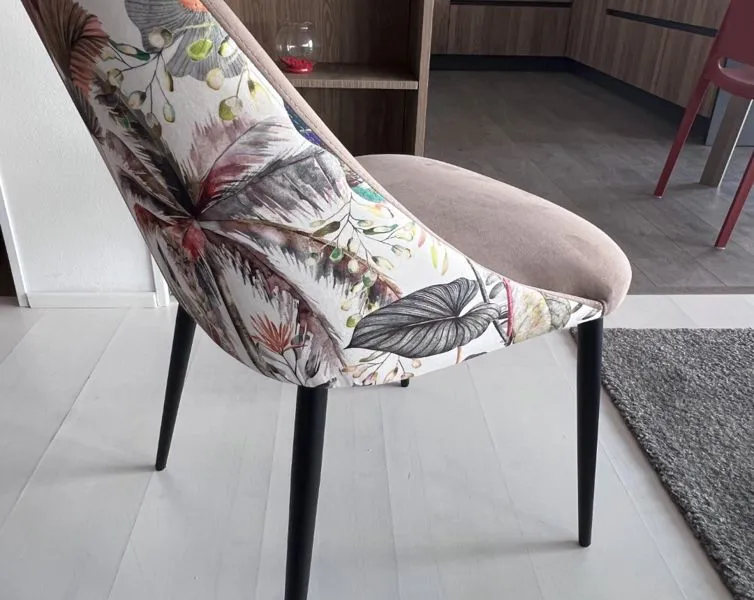 Tavoli e sedie d'arredamento presso Mobili Castelli a Illasi, Verona.