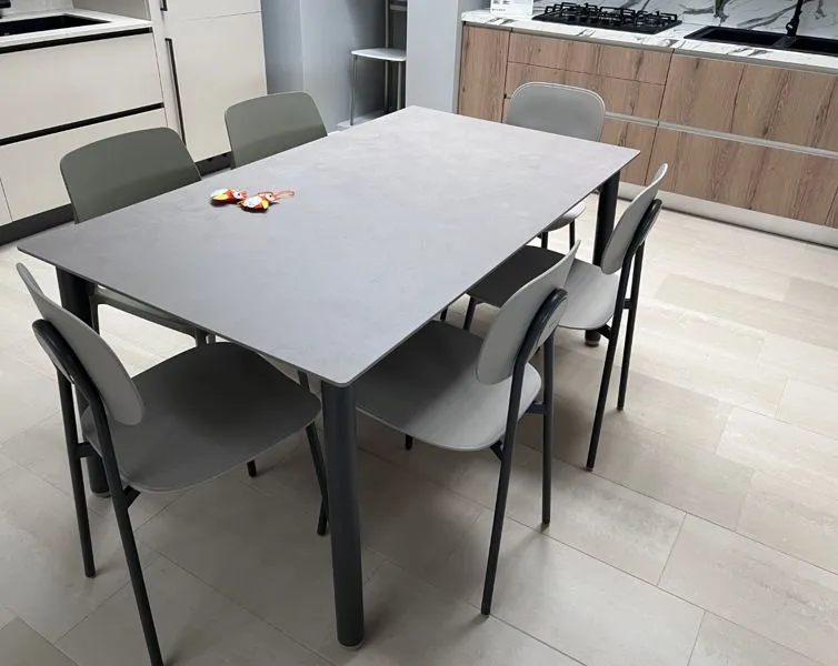 Tavoli e sedie d'arredamento presso Mobili Castelli a Illasi, Verona.