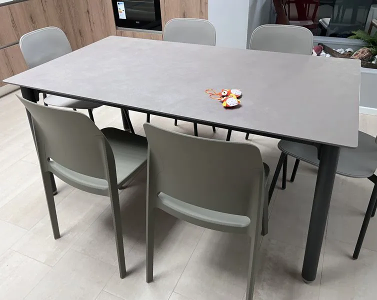 Tavoli e sedie d'arredamento presso Mobili Castelli a Illasi, Verona.
