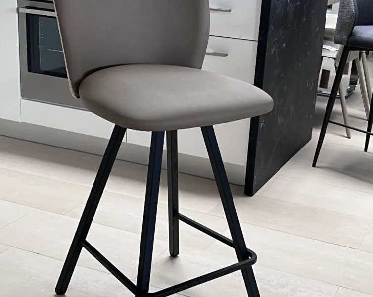 Tavoli e sedie d'arredamento presso Mobili Castelli a Illasi, Verona.