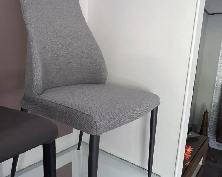 Tavoli e sedie d'arredamento presso Mobili Castelli a Illasi, Verona.