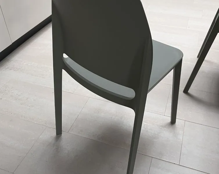 Tavoli e sedie d'arredamento presso Mobili Castelli a Illasi, Verona.