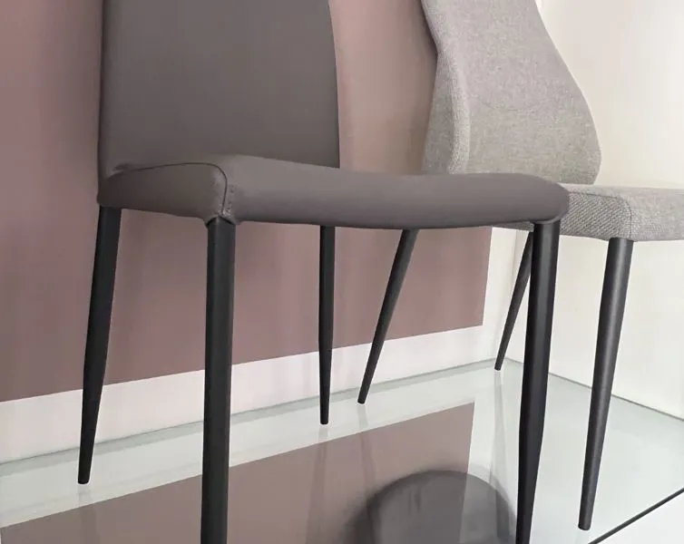 Tavoli e sedie d'arredamento presso Mobili Castelli a Illasi, Verona.
