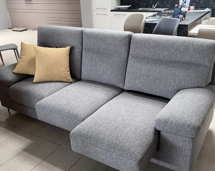 Divano letto presso lo showroom di Mobili Castelli a Illasi Verona