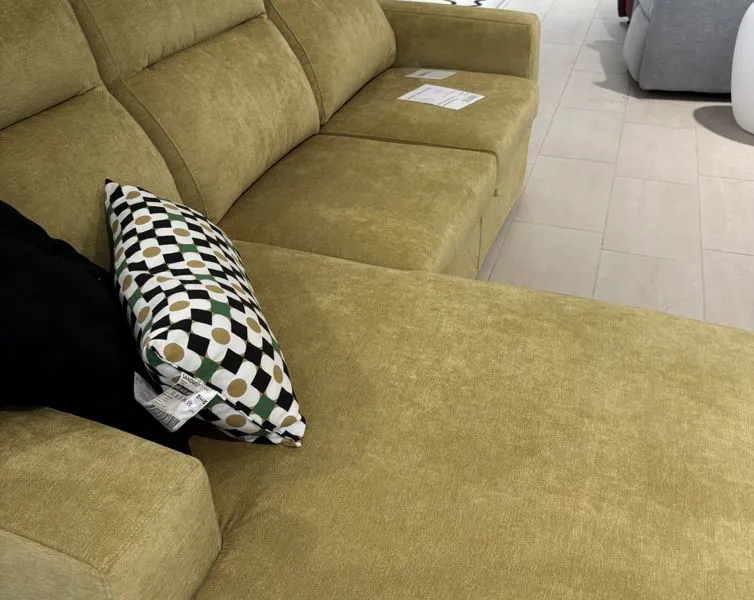 Divano letto presso lo showroom di Mobili Castelli a Illasi Verona