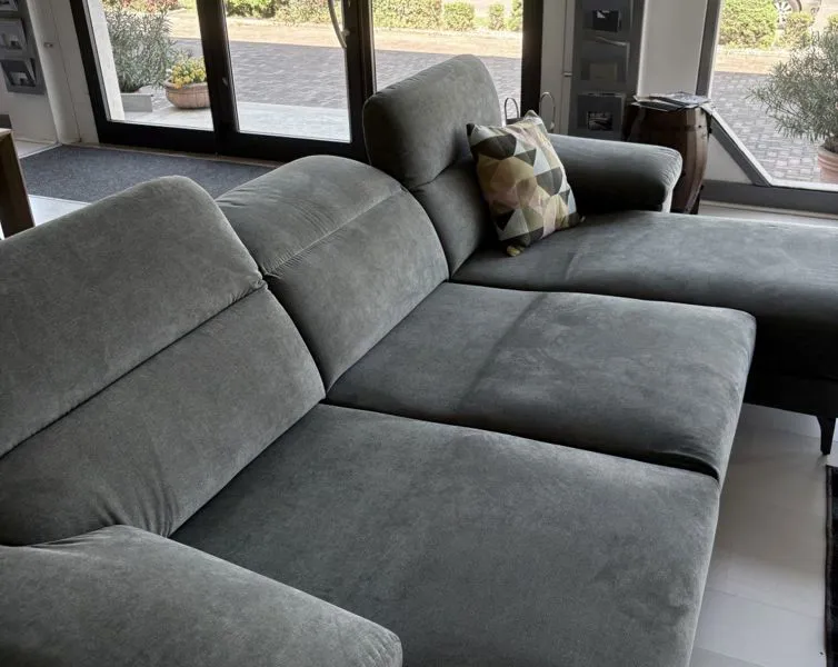 Divano letto presso lo showroom di Mobili Castelli a Illasi Verona