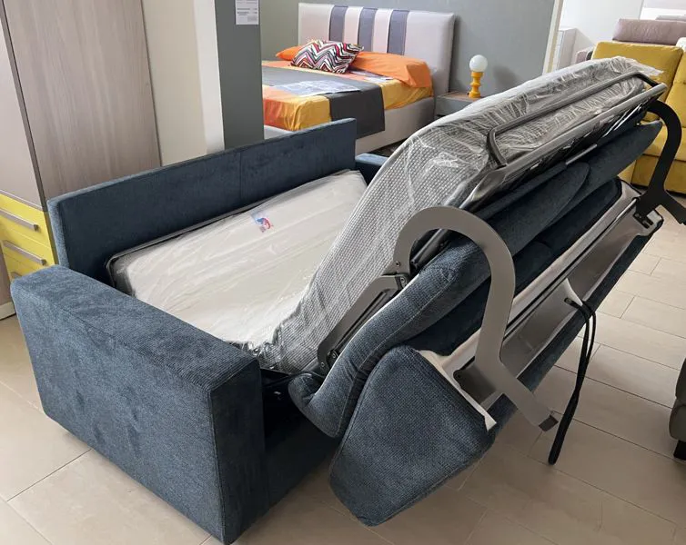 Divano letto presso lo showroom di Mobili Castelli a Illasi Verona