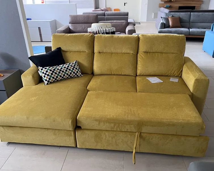Divano letto presso lo showroom di Mobili Castelli a Illasi Verona