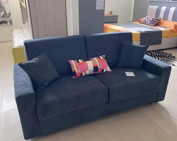 Divano letto presso lo showroom di Mobili Castelli a Illasi Verona