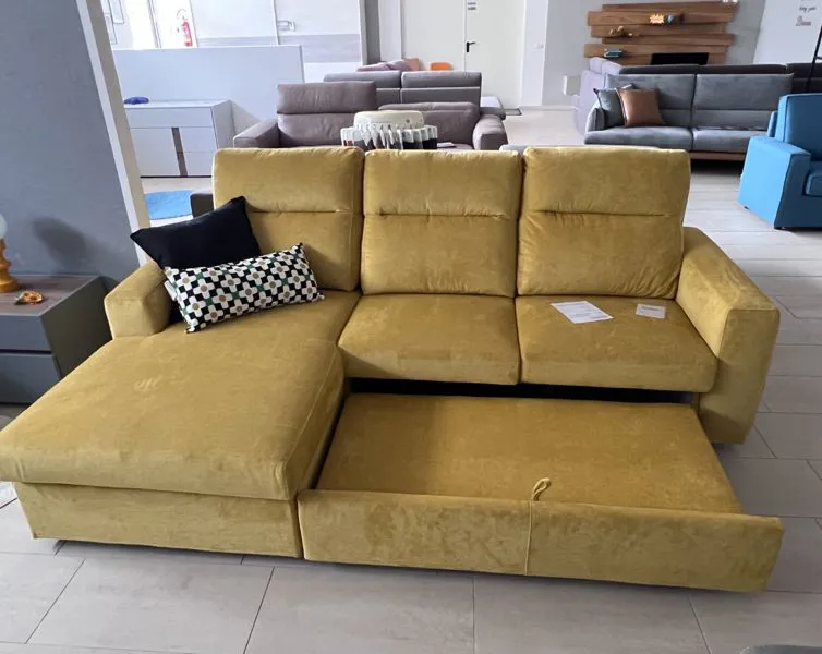 Divano letto presso lo showroom di Mobili Castelli a Illasi Verona