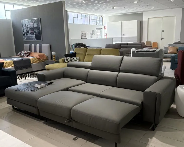 Divano letto presso lo showroom di Mobili Castelli a Illasi Verona